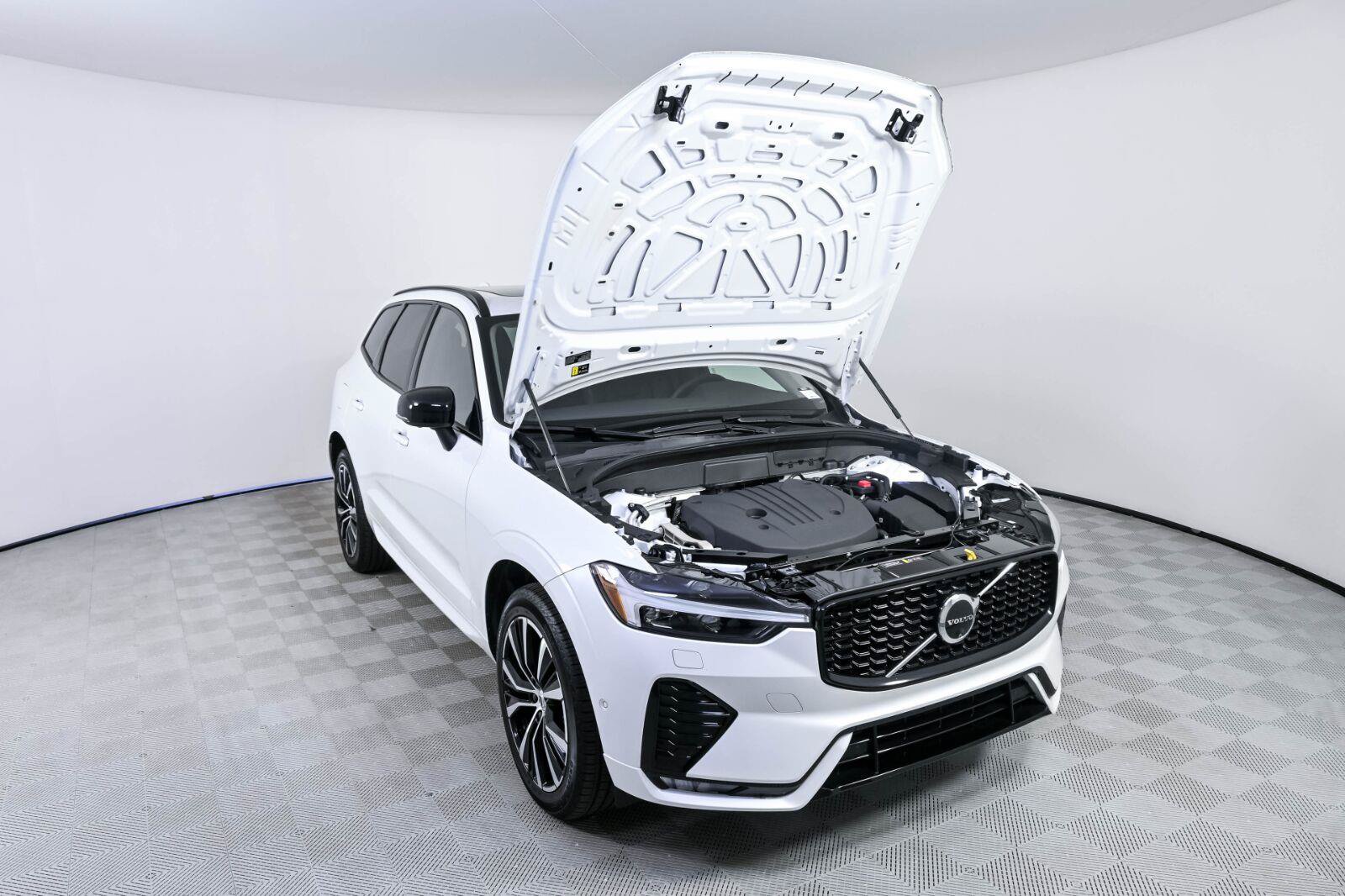 Certified 2025 Volvo XC60 B5 Plus w/ Protection Package Premier AWD/4WD image 31