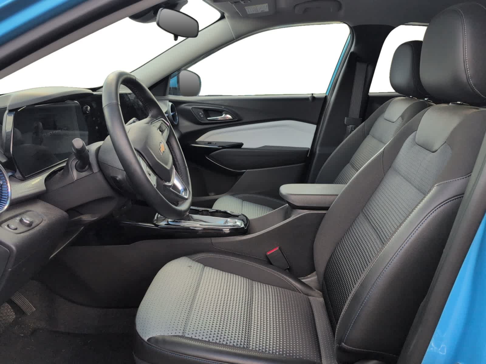 Used 2025 Chevrolet Trax LT w/ LT Convenience Package FWD image 11