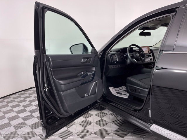 Used 2025 Nissan Pathfinder SV w/ SV Premium Package AWD/4WD image 18