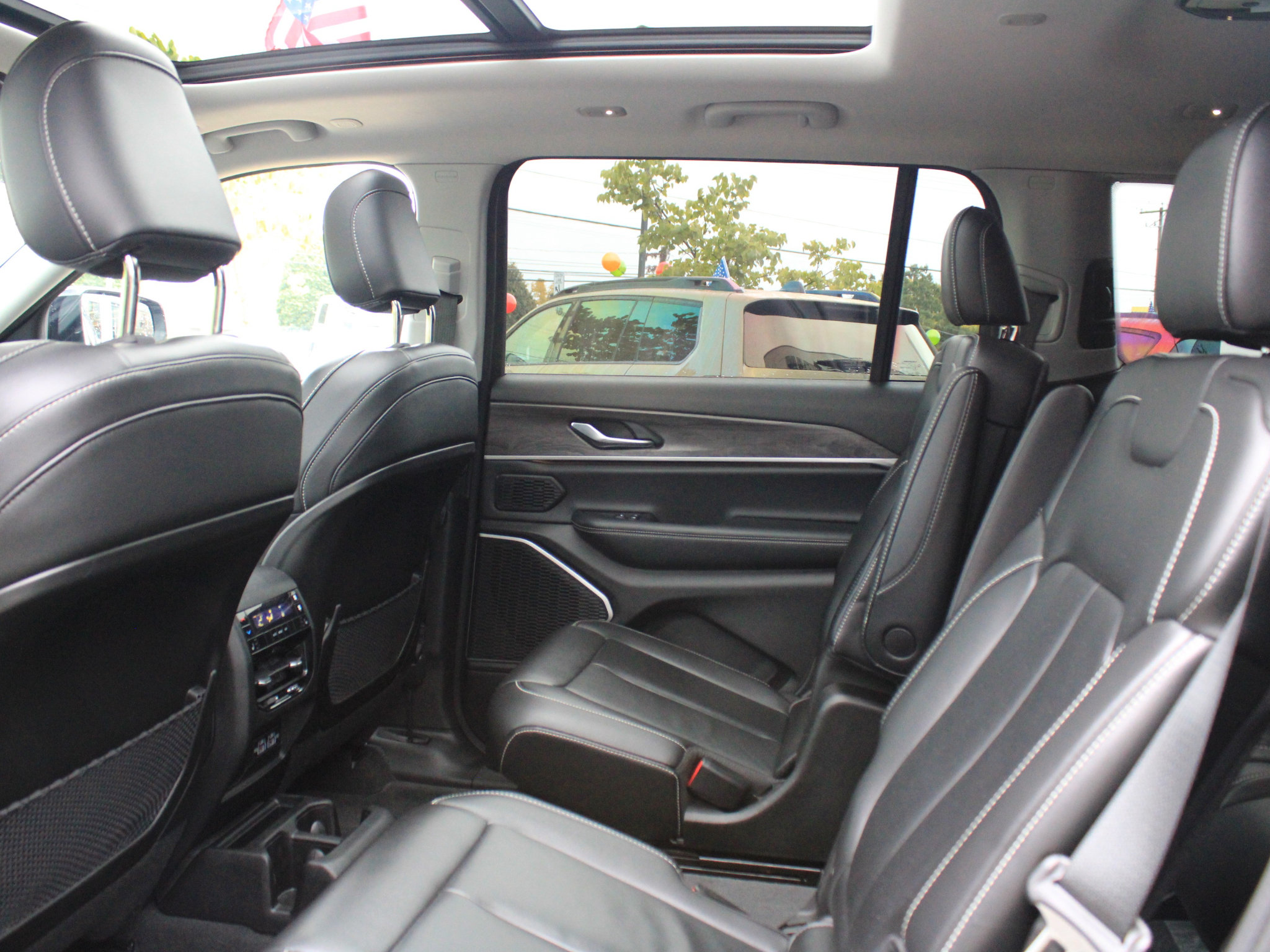 Used 2022 Jeep Grand Cherokee L Limited w/ Black Appearance Package AWD/4WD image 31