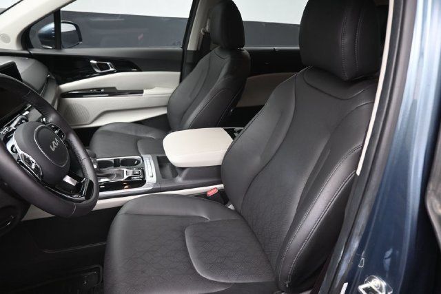 Used 2024 Kia Carnival EX FWD image 19