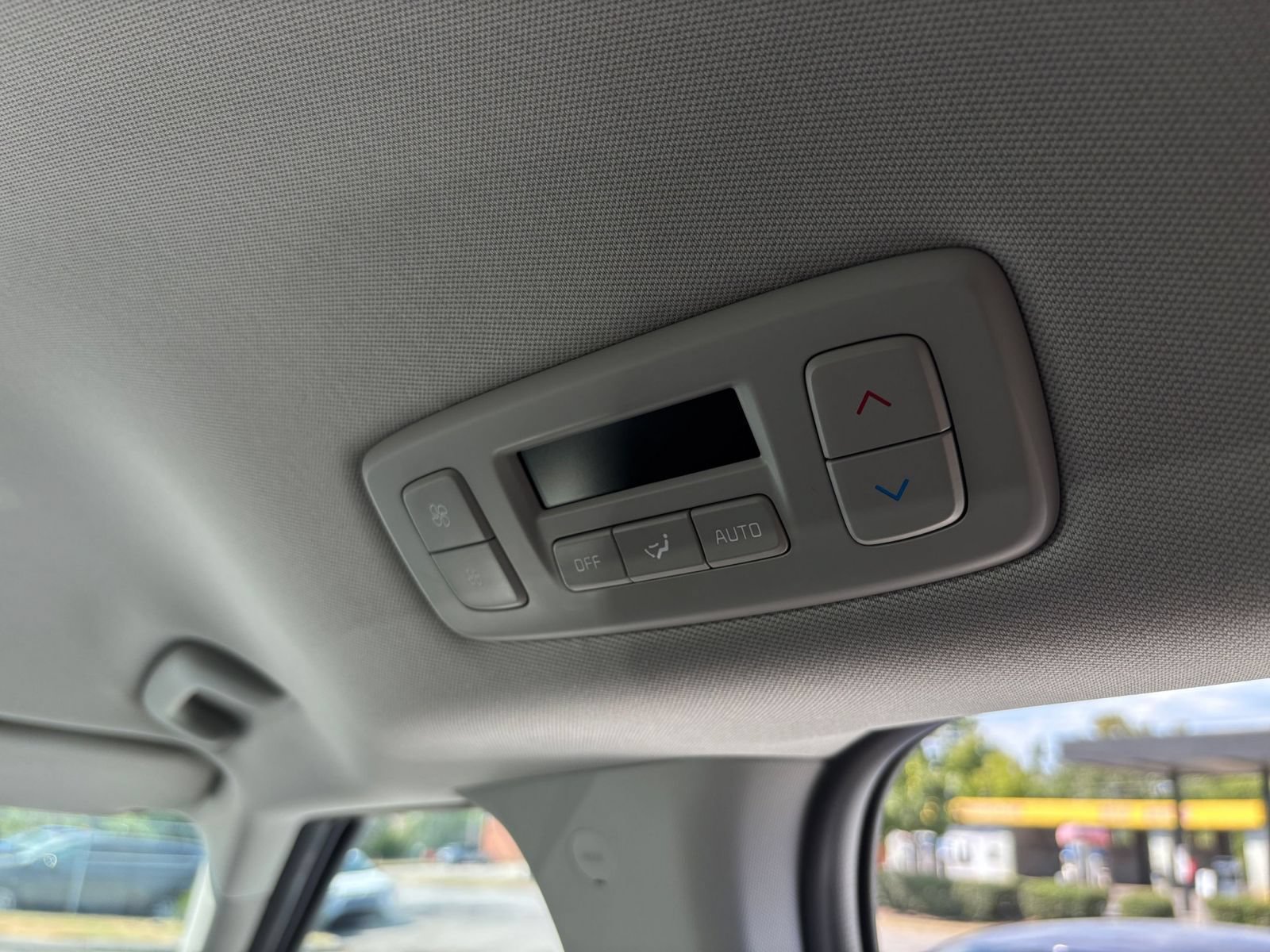 Used 2026 Kia Carnival FWD image 24