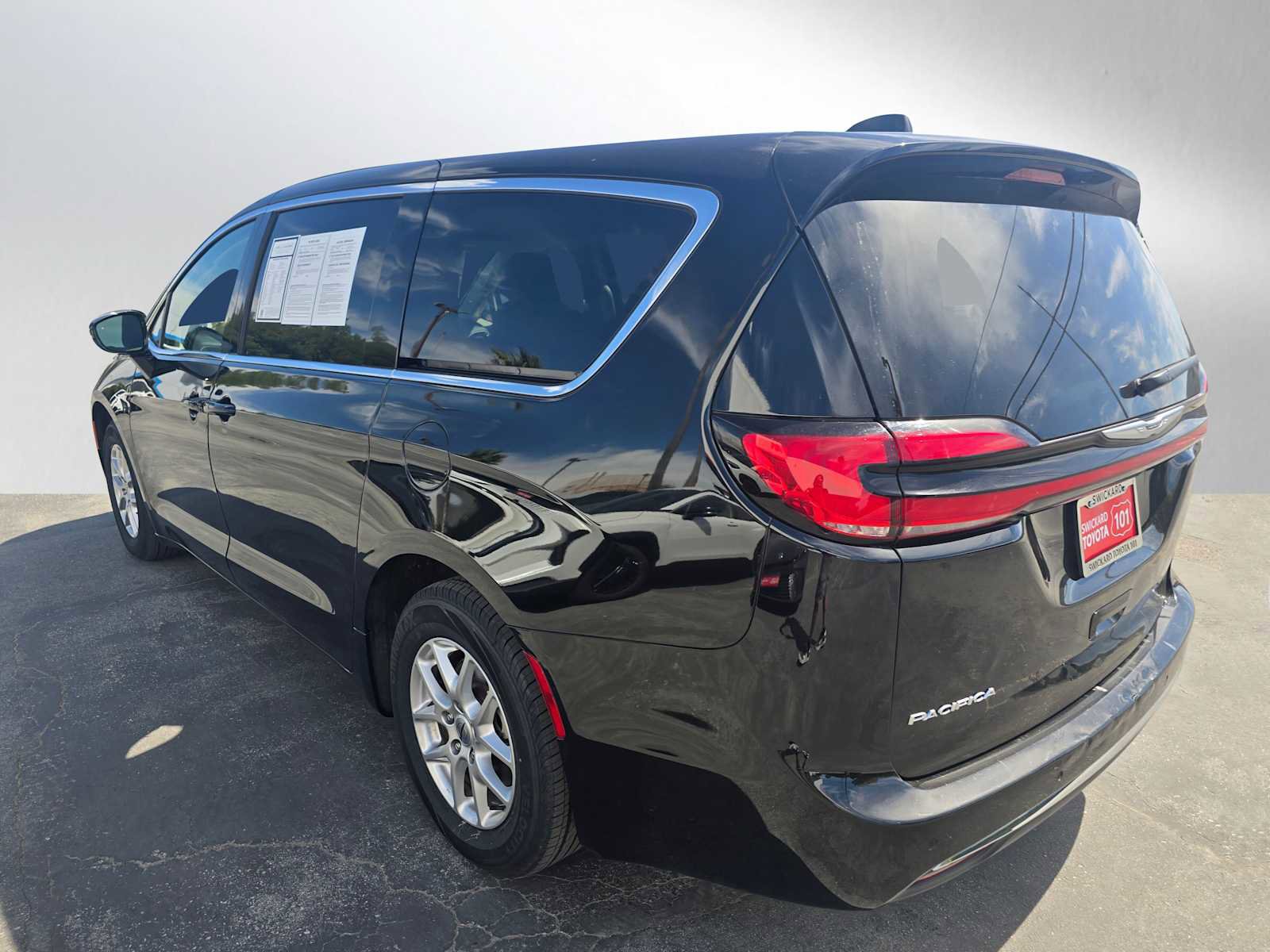 Used 2024 Chrysler Pacifica Touring-L image 5