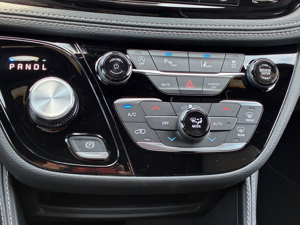 New 2027 Chrysler Pacifica Limited FWD image 10