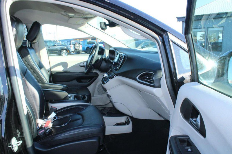 Used 2024 Chrysler Pacifica Touring-L image 11