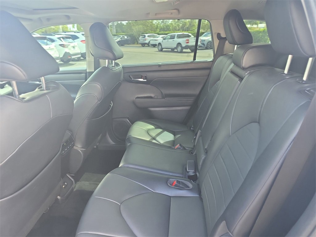 Used 2021 Toyota Highlander XLE image 11