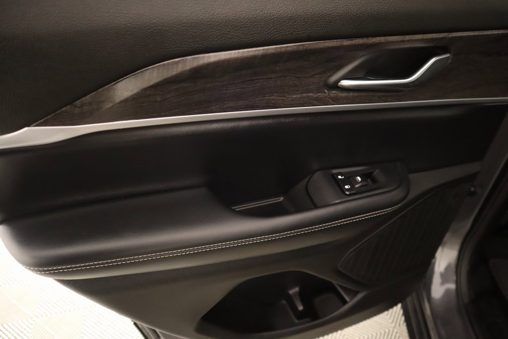 Used 2024 Jeep Grand Cherokee Limited w/ Black Appearance Package image 17