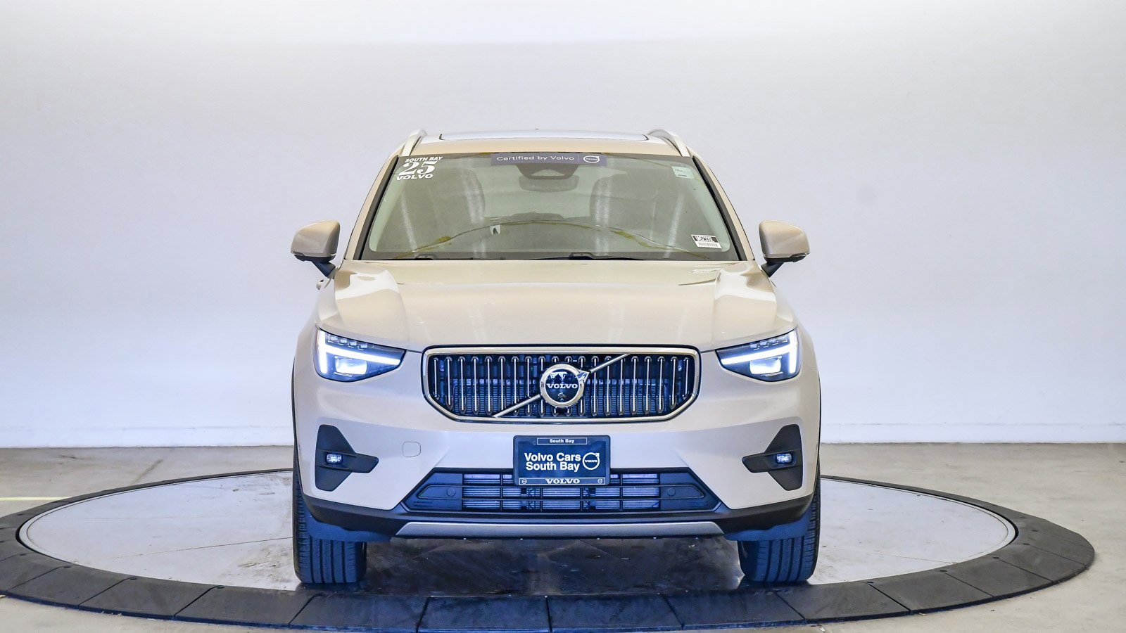 Certified 2025 Volvo XC40 B5 Plus w/ Climate Package image 7