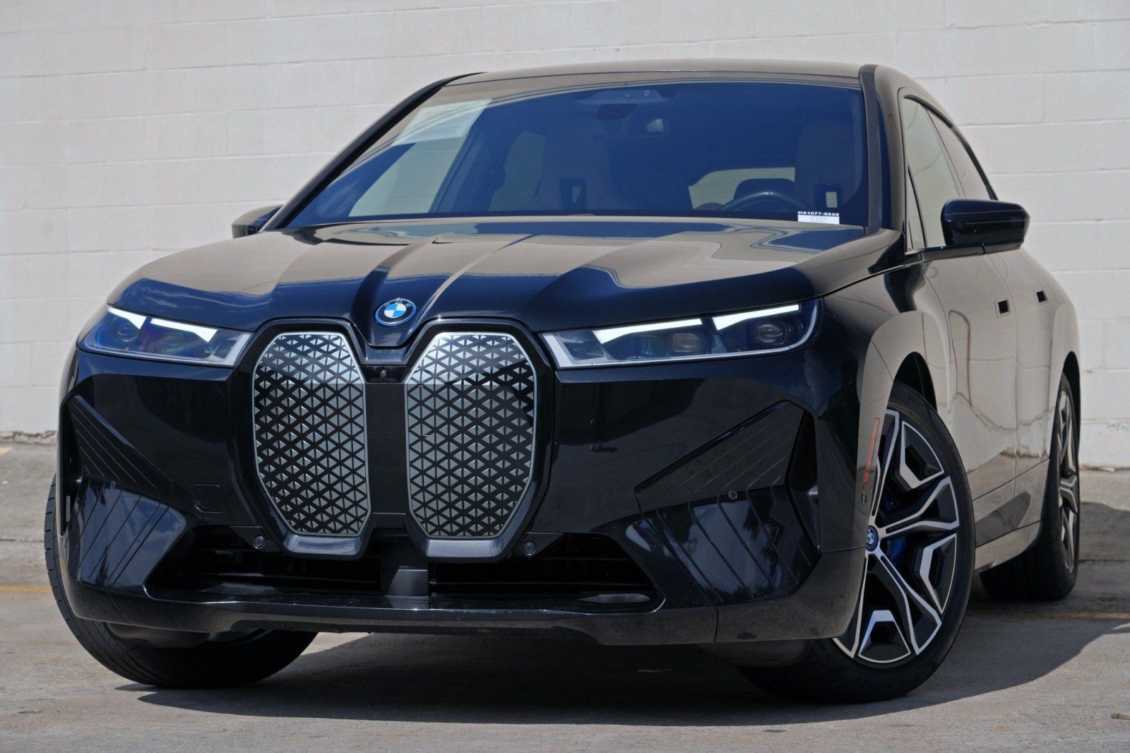Used 2022 BMW iX xDrive50 w/ Sport Package AWD/4WD image 3