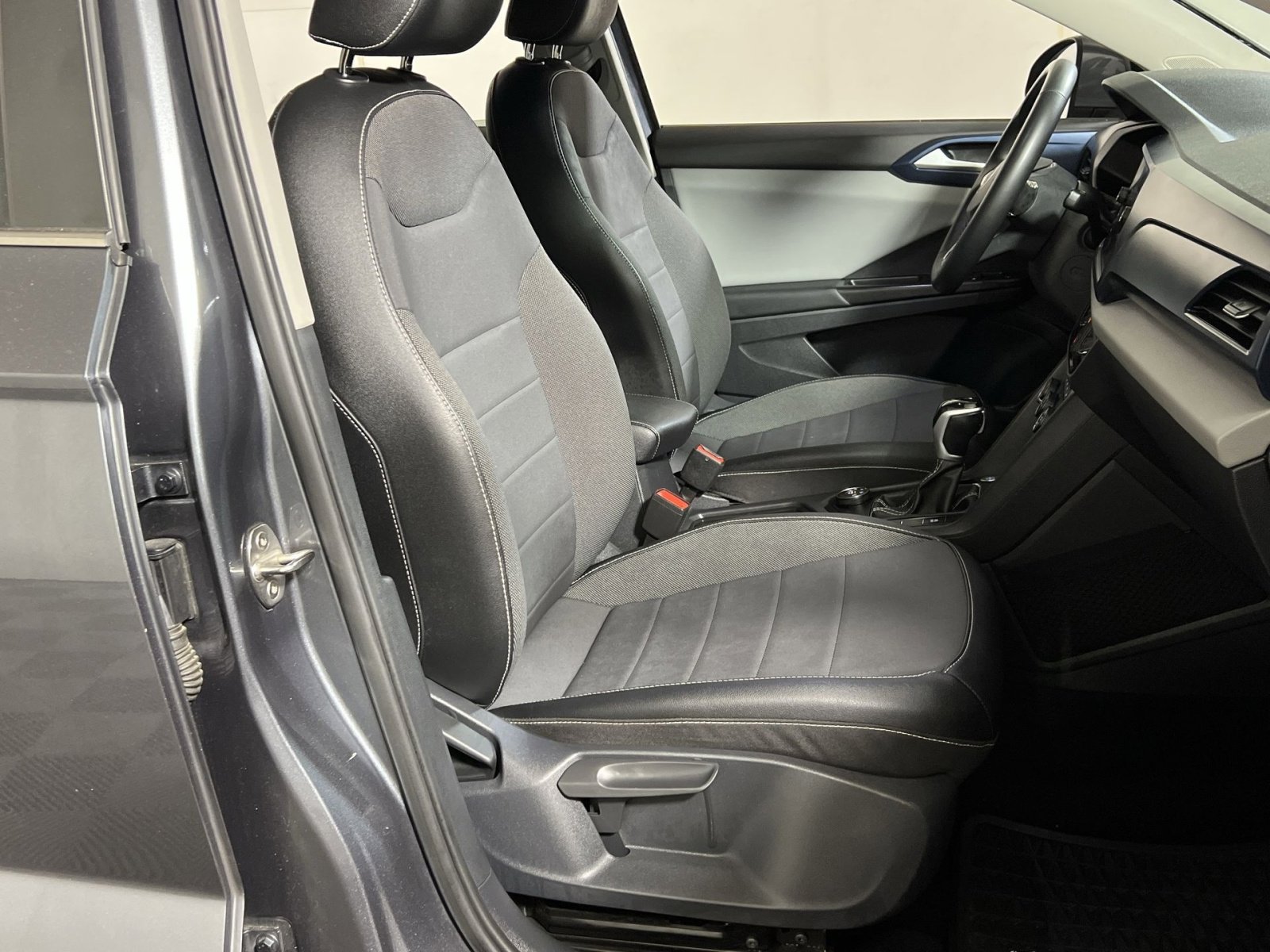 Used 2022 Volkswagen Taos SE image 25