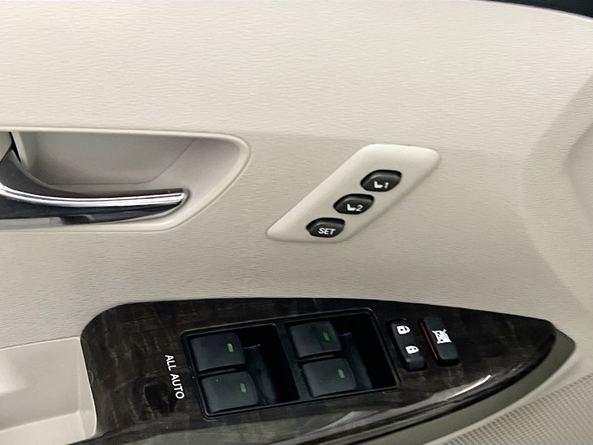 Used 2014 Toyota Venza XLE image 16