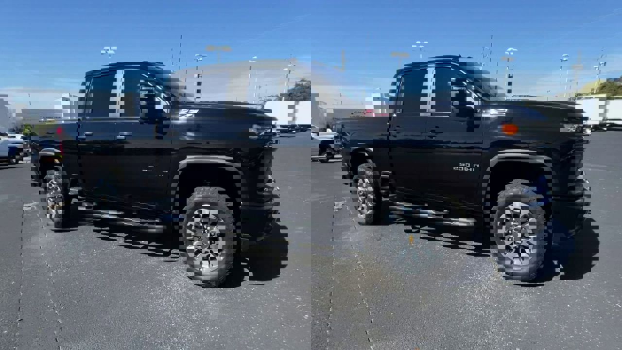 Used 2025 Chevrolet Silverado 2500 Custom w/ Custom Value Package image 2