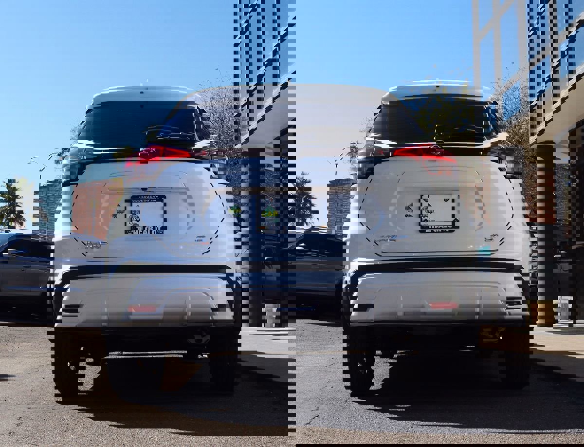 Used 2023 Nissan Kicks SR image 12