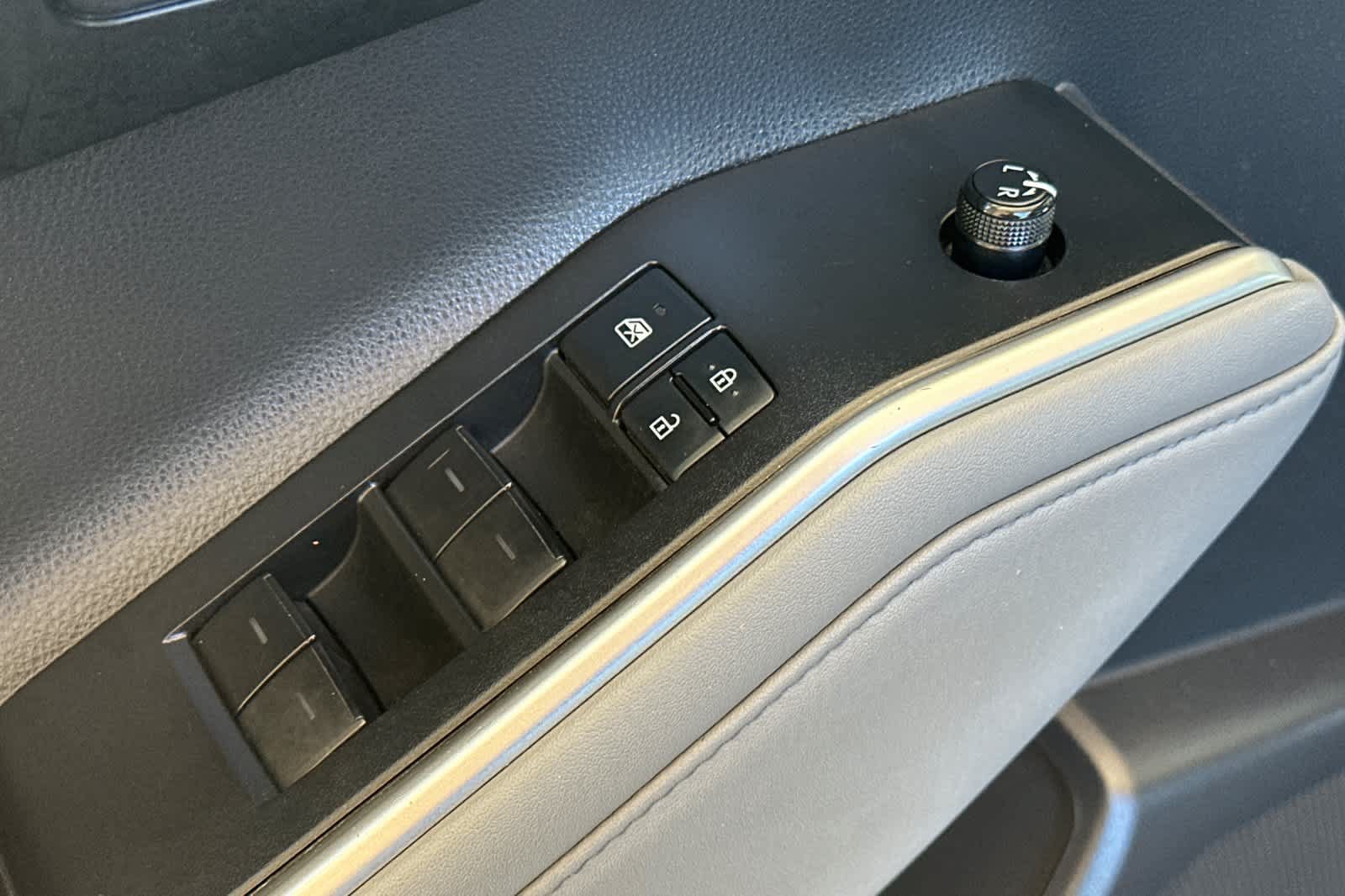 Used 2021 Toyota Highlander XLE AWD/4WD image 13