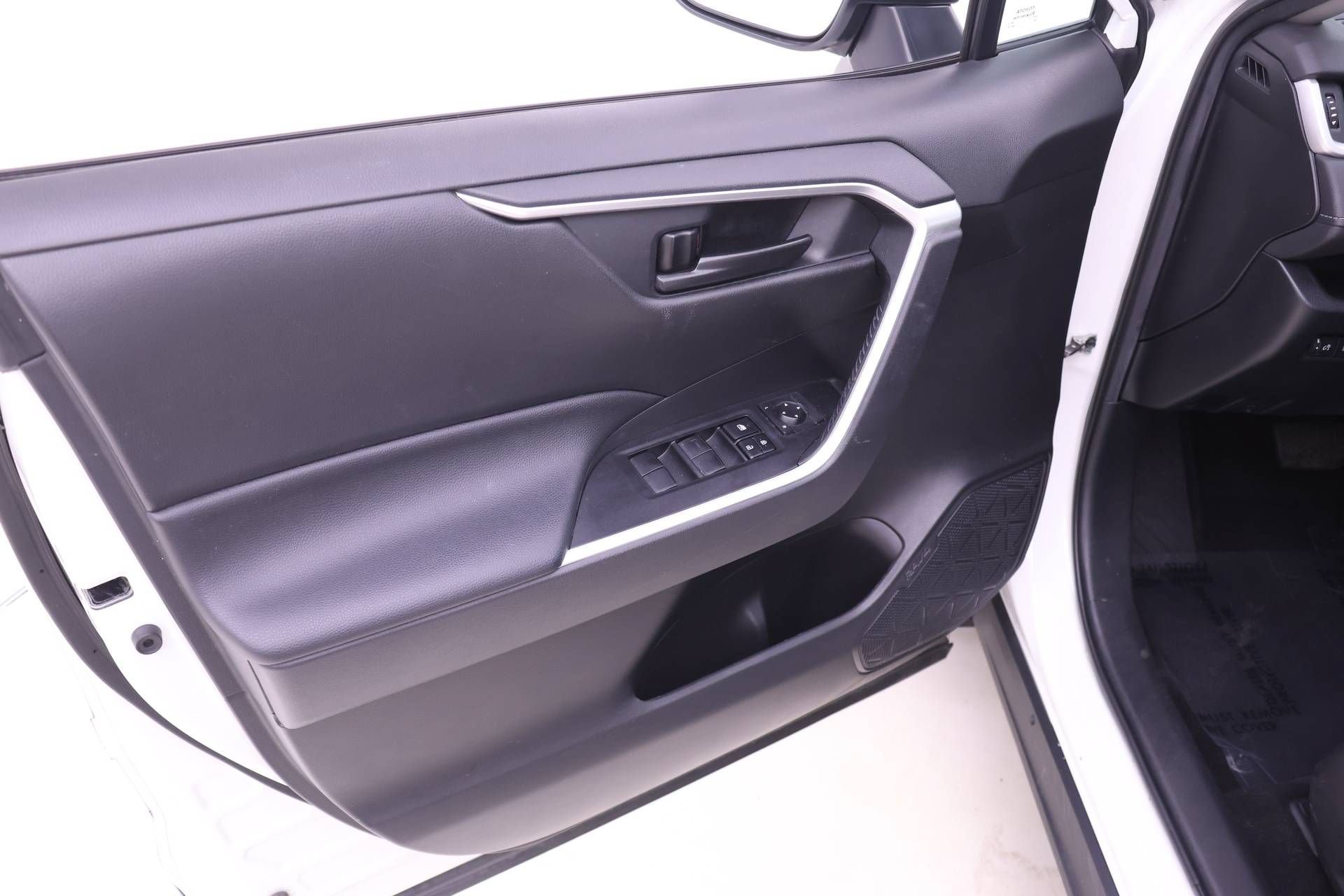 Used 2021 Toyota RAV4 LE AWD/4WD image 9