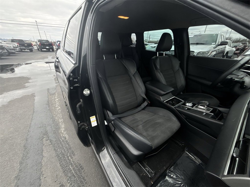 Used 2023 Mitsubishi Outlander SE image 32