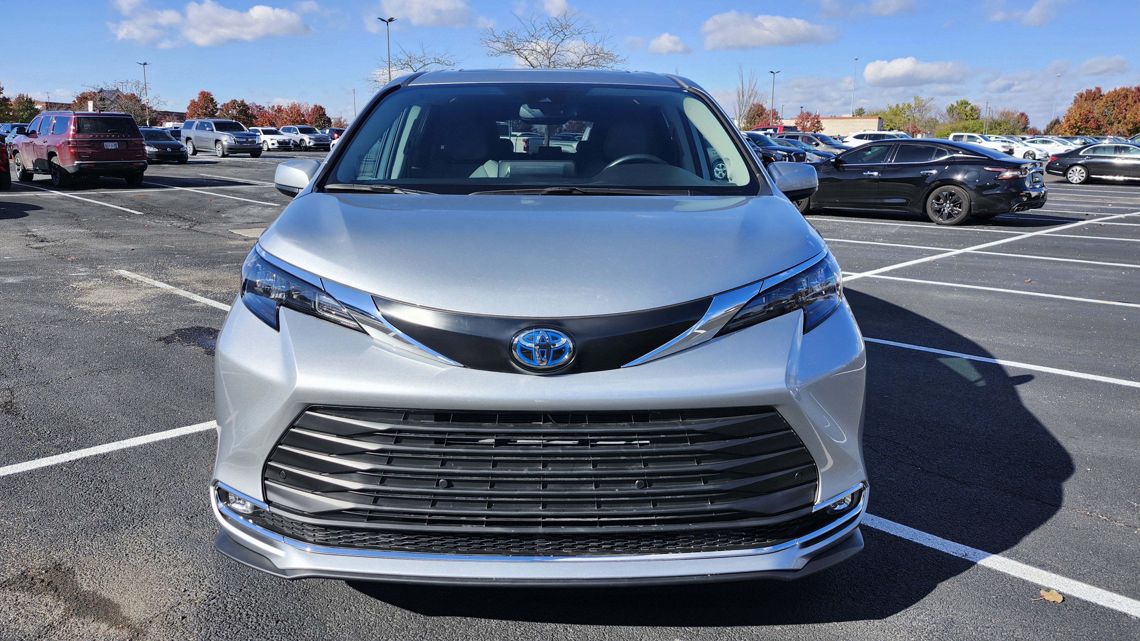 Used 2024 Toyota Sienna XLE w/ XLE Plus Package image 2