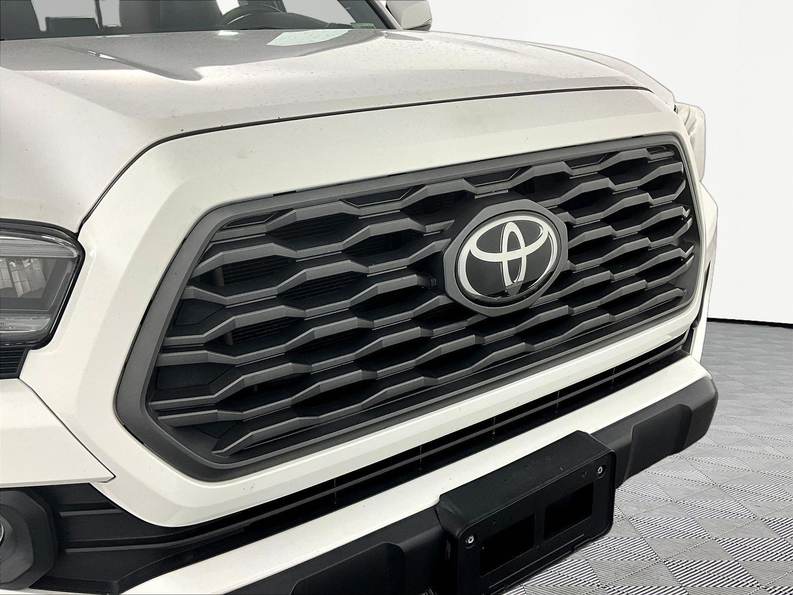 Used 2020 Toyota Tacoma TRD Off-Road w/ TRD Premium Off Road Package AWD/4WD image 34