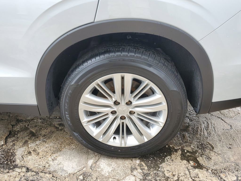 Used 2023 Mitsubishi Outlander ES FWD image 8
