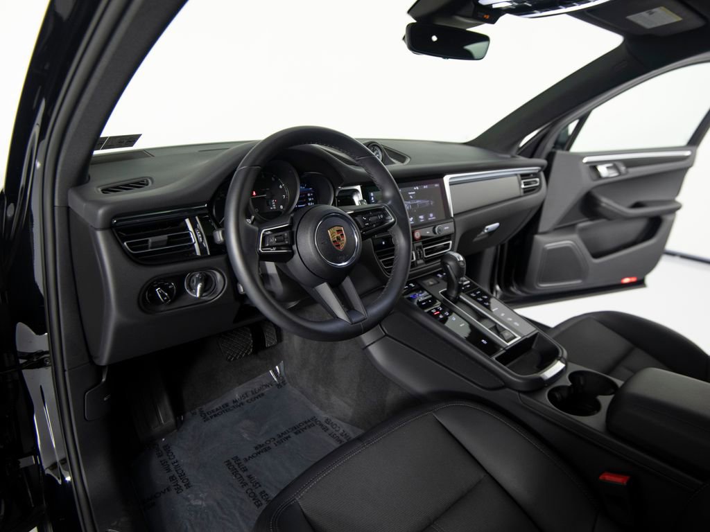 Certified 2025 Porsche Macan image 4