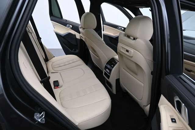 Used 2022 BMW X5 xDrive40i w/ Executive Package AWD/4WD image 36