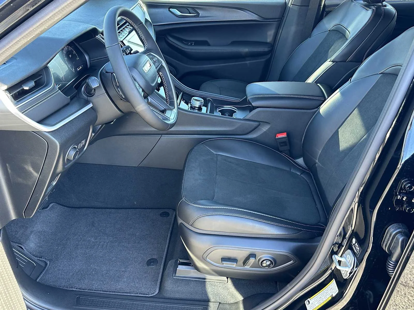 New 2025 Jeep Grand Cherokee Altitude AWD/4WD image 9