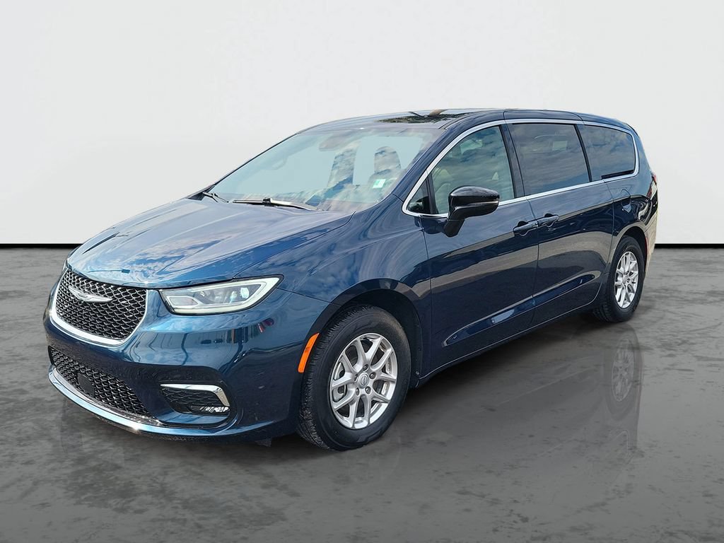 Used 2025 Chrysler Pacifica Select FWD image 5