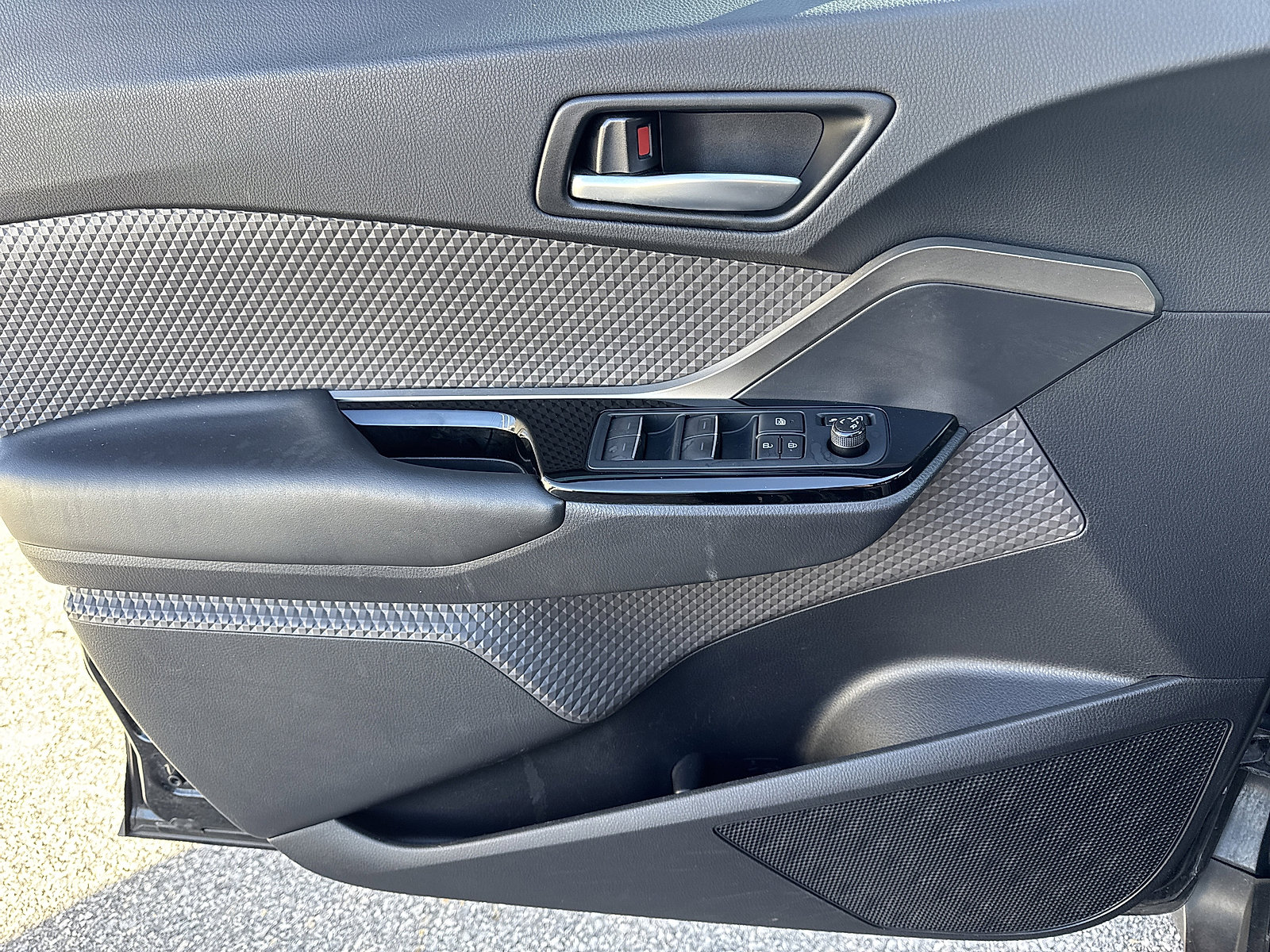 Used 2021 Toyota C-HR Limited FWD image 33