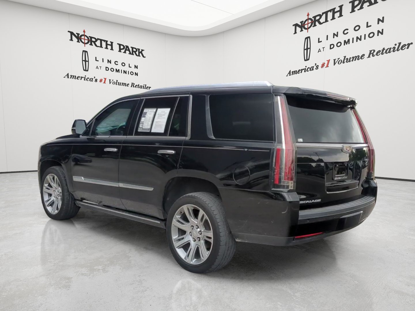 Used 2019 Cadillac Escalade Premium Luxury AWD/4WD image 3