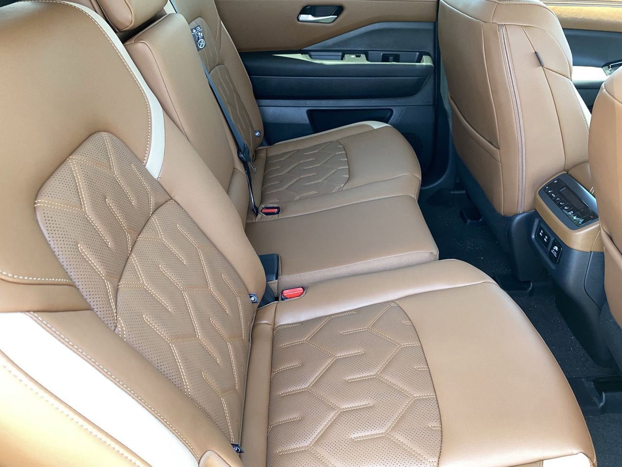 New 2026 Nissan Pathfinder Platinum AWD/4WD image 14