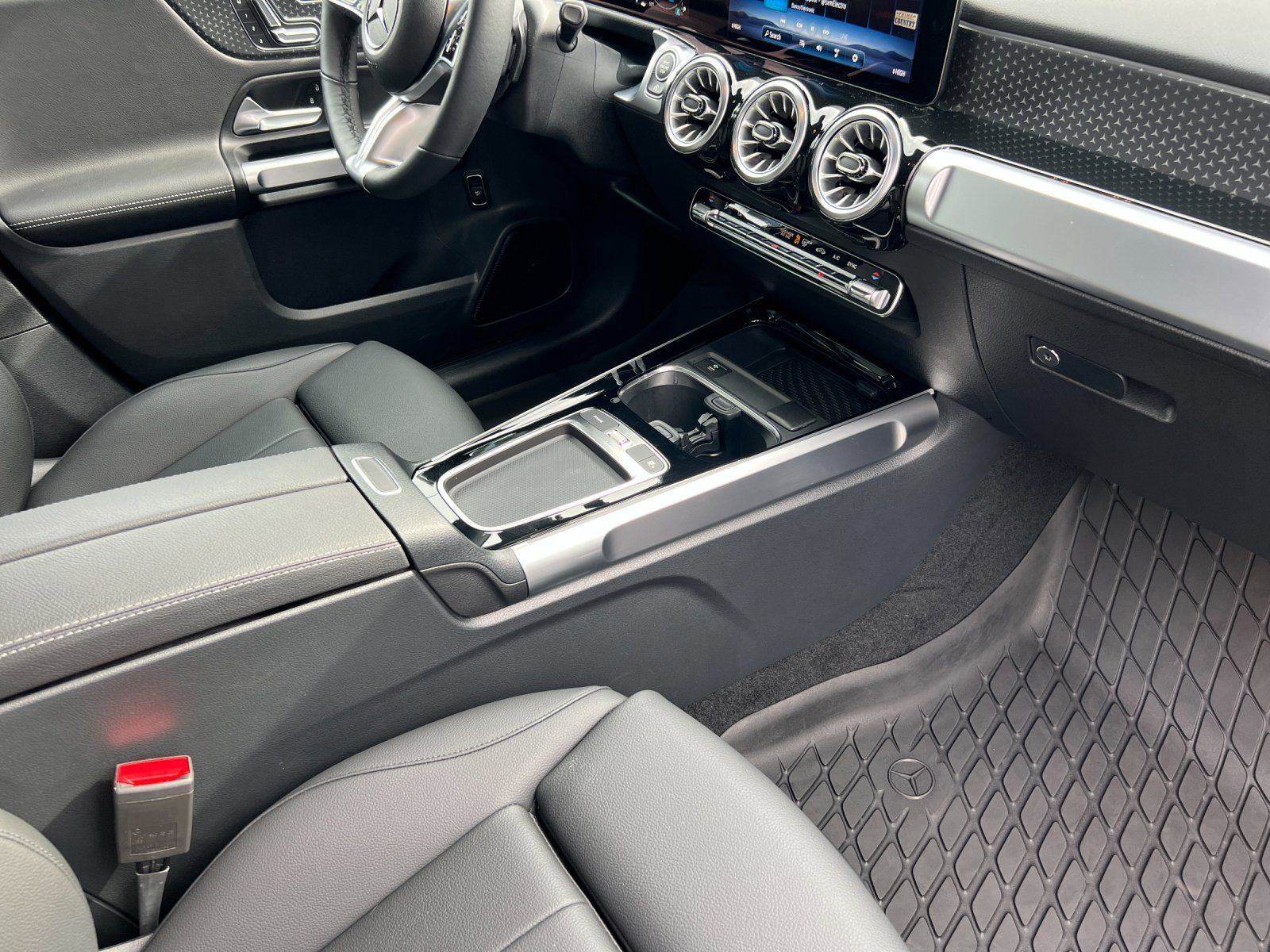 Used 2024 Mercedes-Benz GLB 250 4MATIC image 13