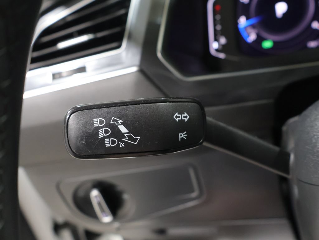 Used 2020 Volkswagen Tiguan SEL AWD/4WD image 36