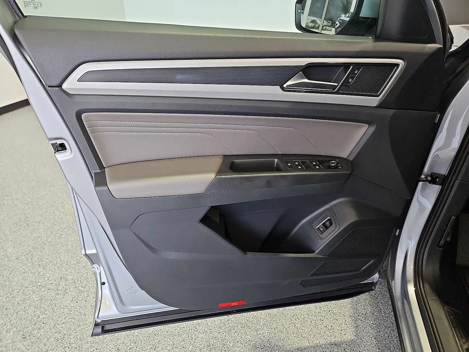 Certified 2022 Volkswagen Atlas SEL R-Line AWD/4WD image 15
