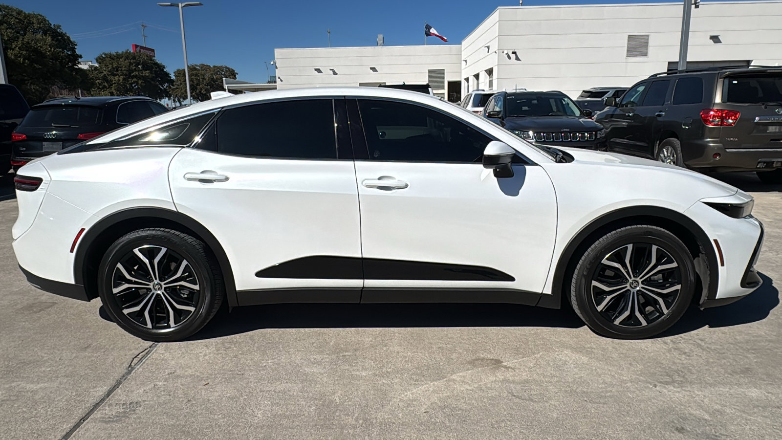 Used 2023 Toyota Crown Limited image 8