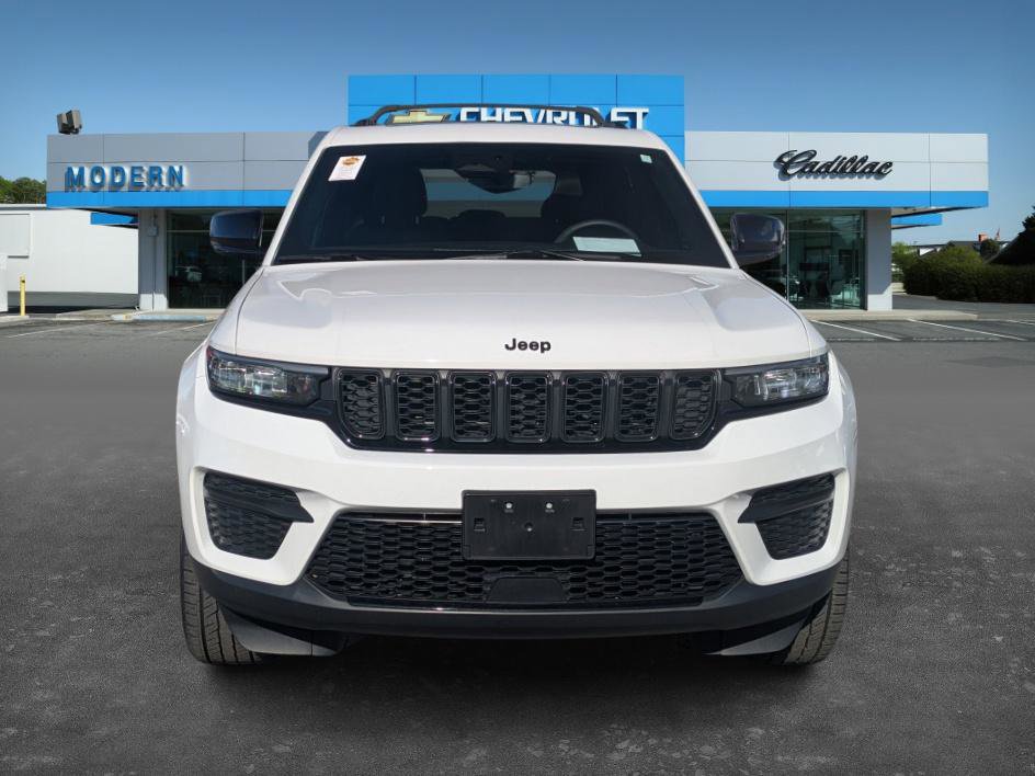 Used 2023 Jeep Grand Cherokee Altitude image 2