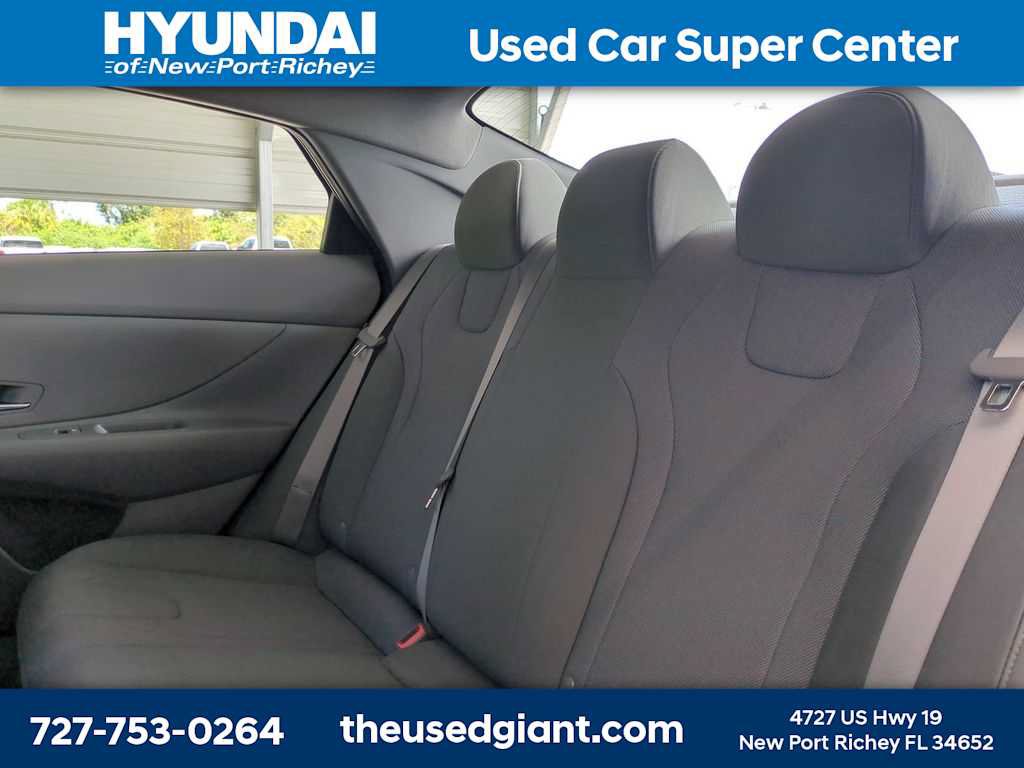 Used 2025 Hyundai Elantra SE FWD image 13