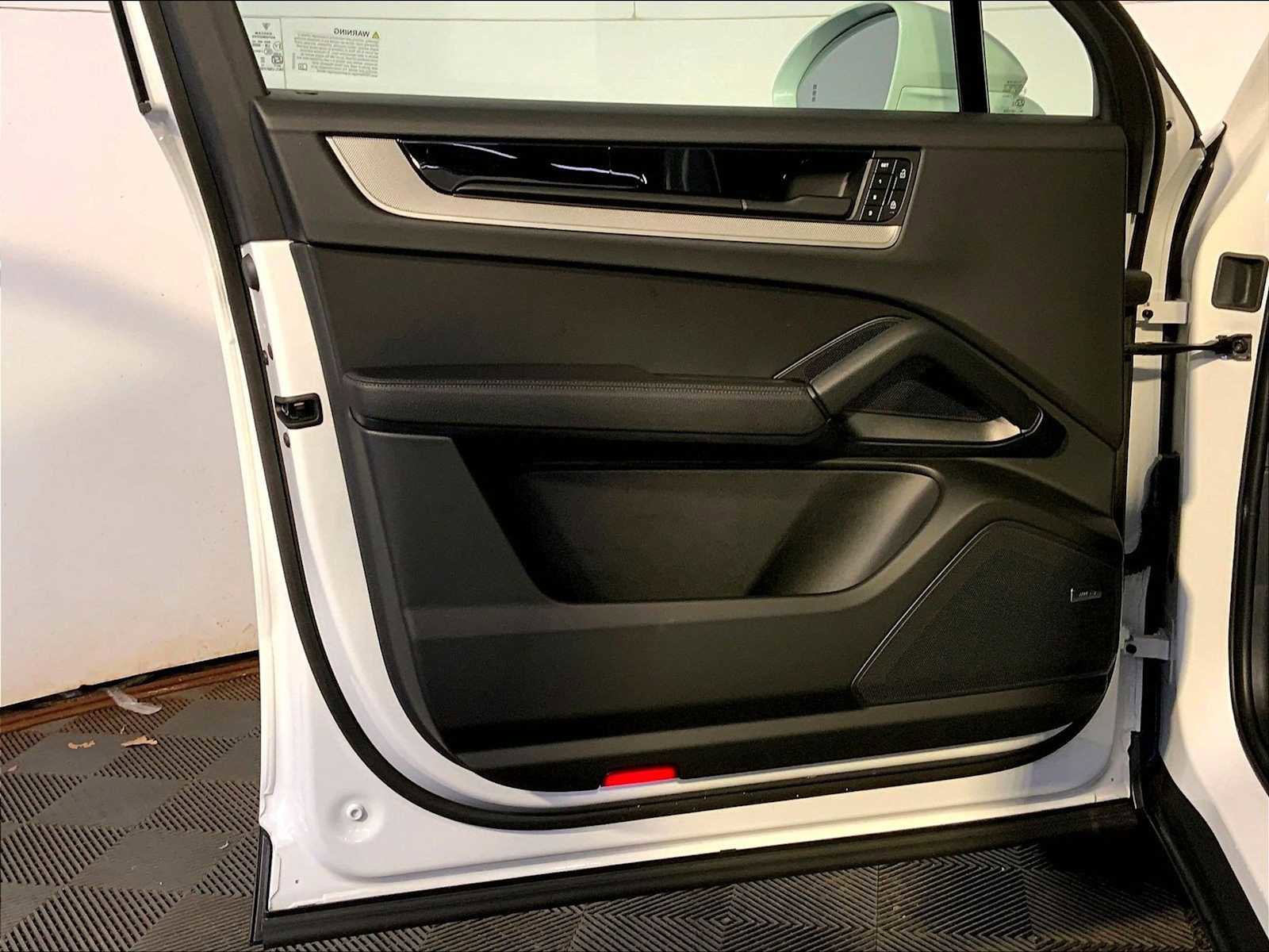 Certified 2025 Porsche Cayenne image 25