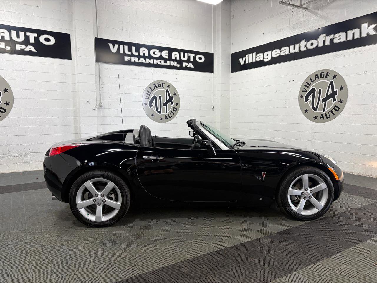 Used 2006 Pontiac Solstice Convertible w/ Premium Package image 2