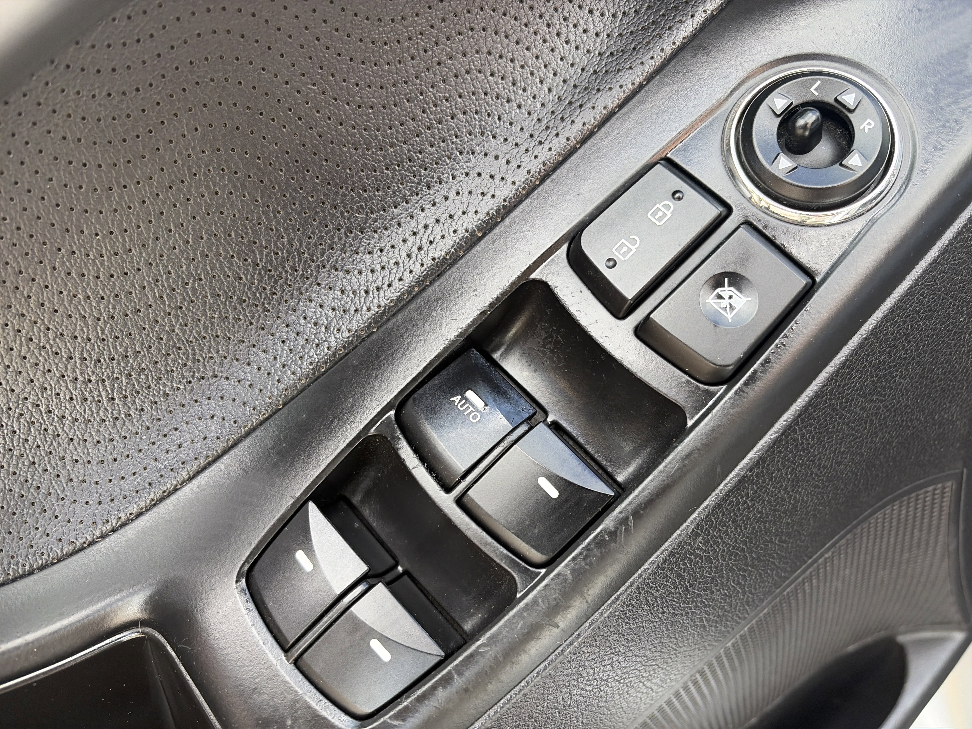Used 2013 Hyundai Elantra Limited w/ Technology Pkg FWD image 11
