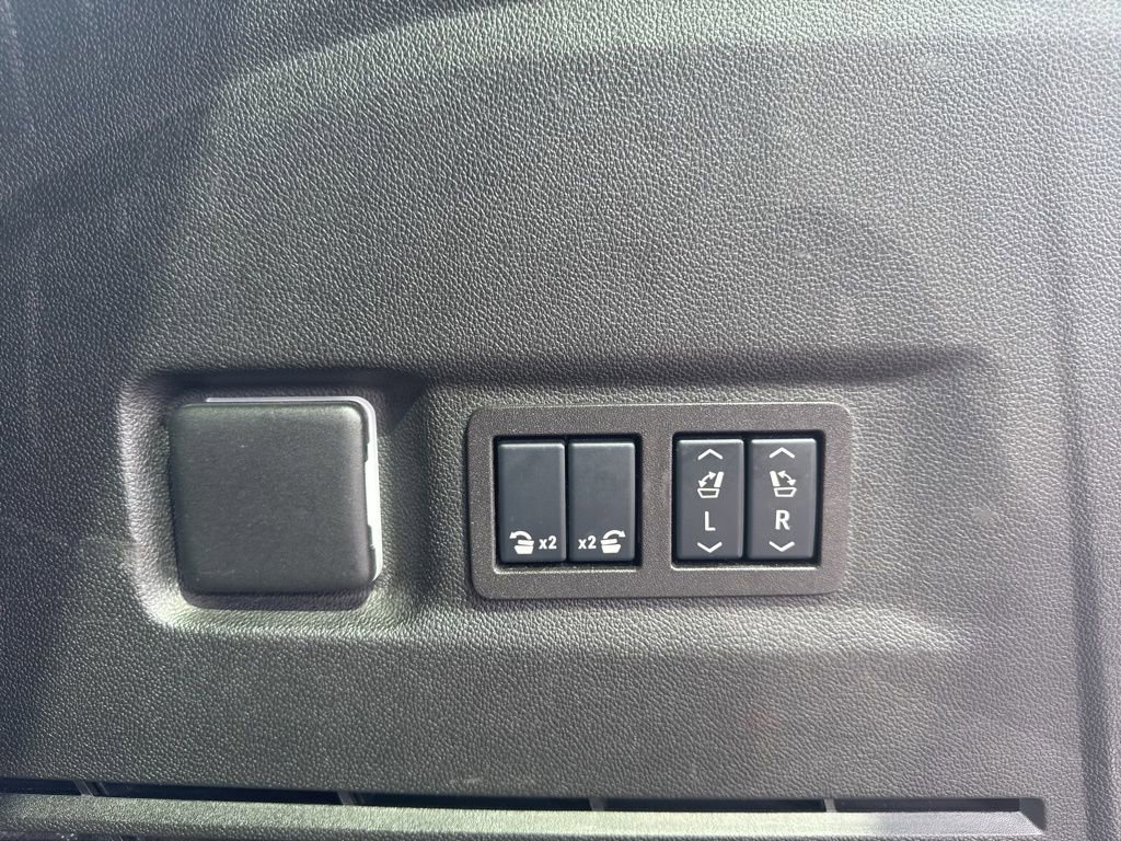 Used 2025 GMC Yukon XL Denali AWD/4WD image 30