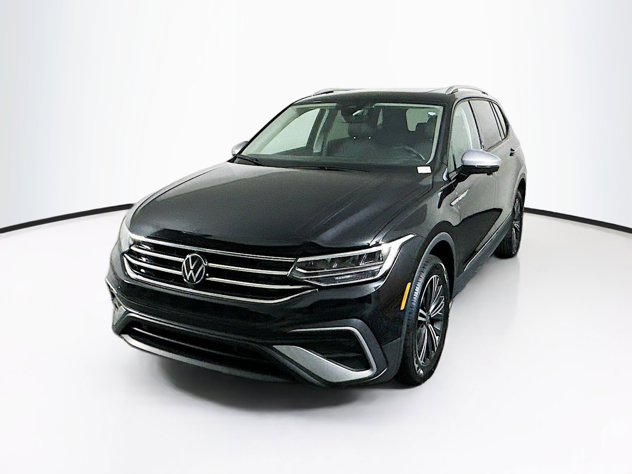 Used 2024 Volkswagen Tiguan Wolfsburg Edition image 3