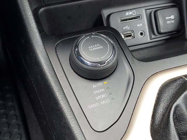 Used 2017 Jeep Cherokee Sport w/ Cold Weather Group AWD/4WD image 16