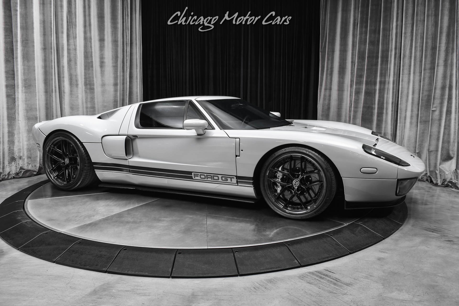 Used 2005 Ford GT RWD image 6