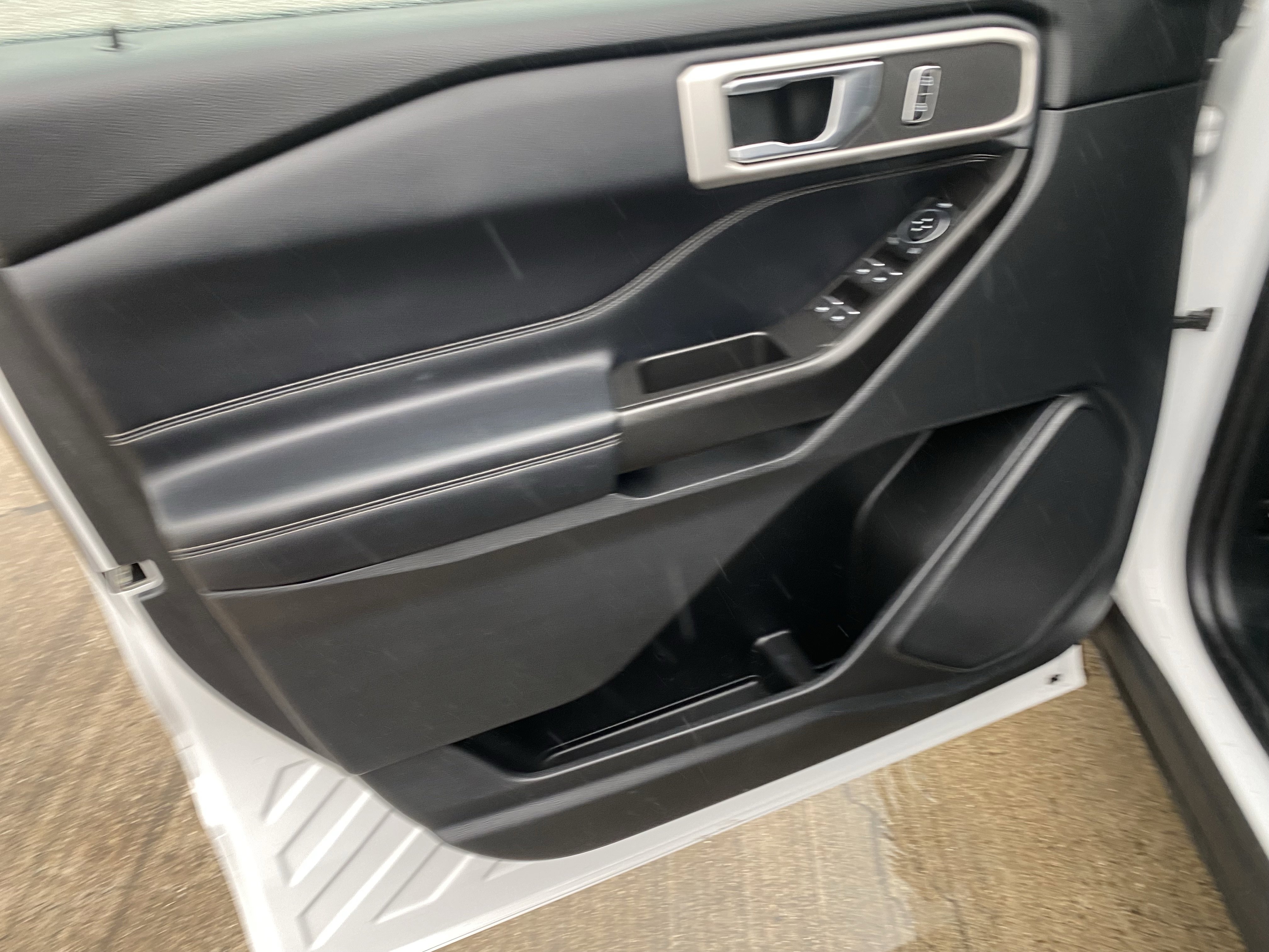 Used 2020 Ford Explorer XLT w/ Equipment Group 202A AWD/4WD image 14