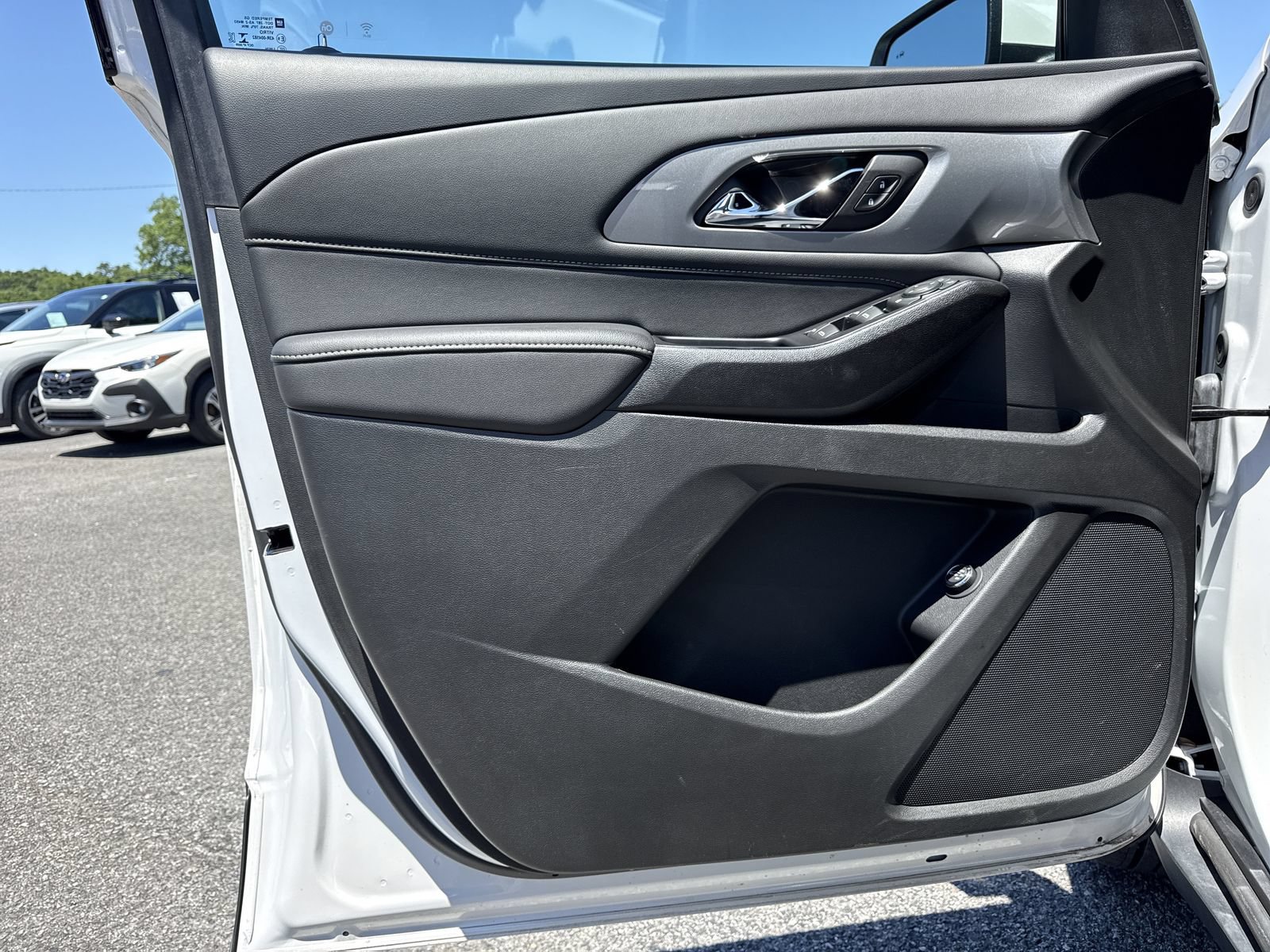 Used 2023 Chevrolet Traverse LT w/ Rear Camera Mirror Package FWD image 14