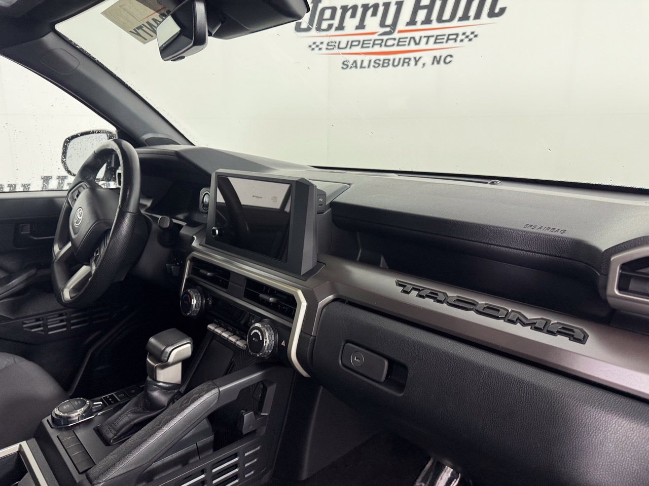 Used 2024 Toyota Tacoma SR5 AWD/4WD image 32