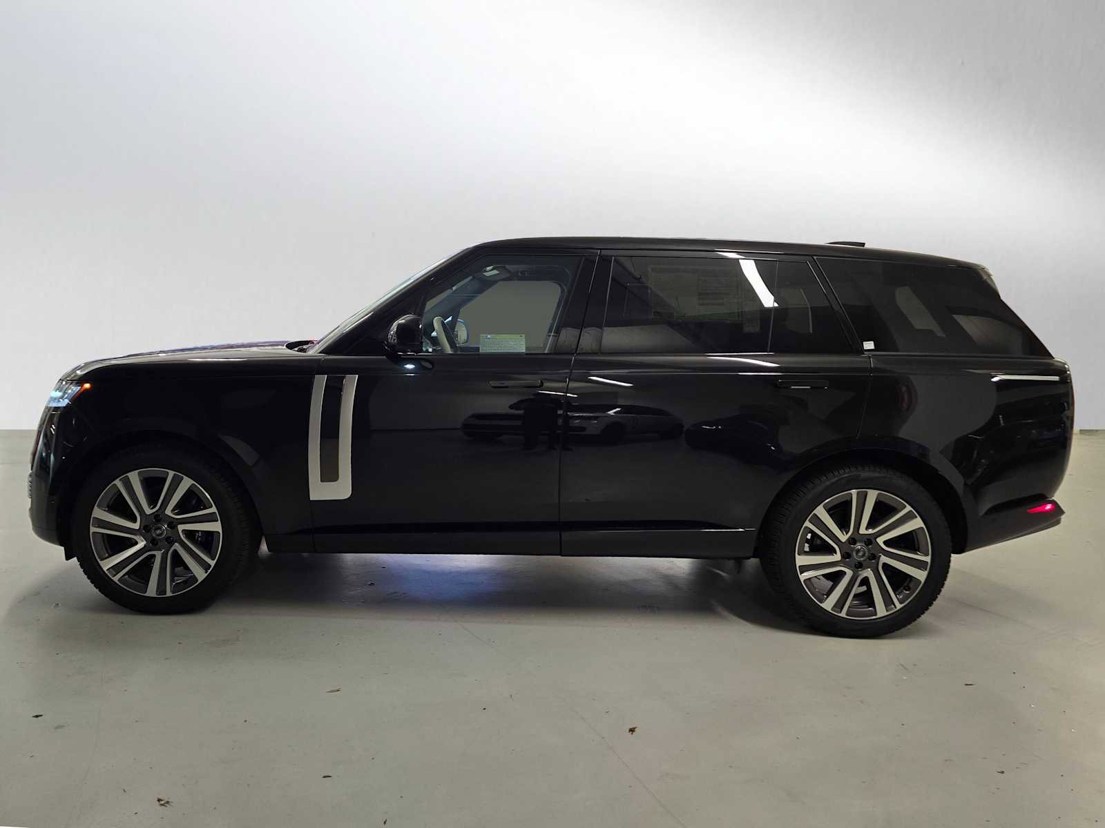 New 2025 Land Rover Range Rover SV image 2