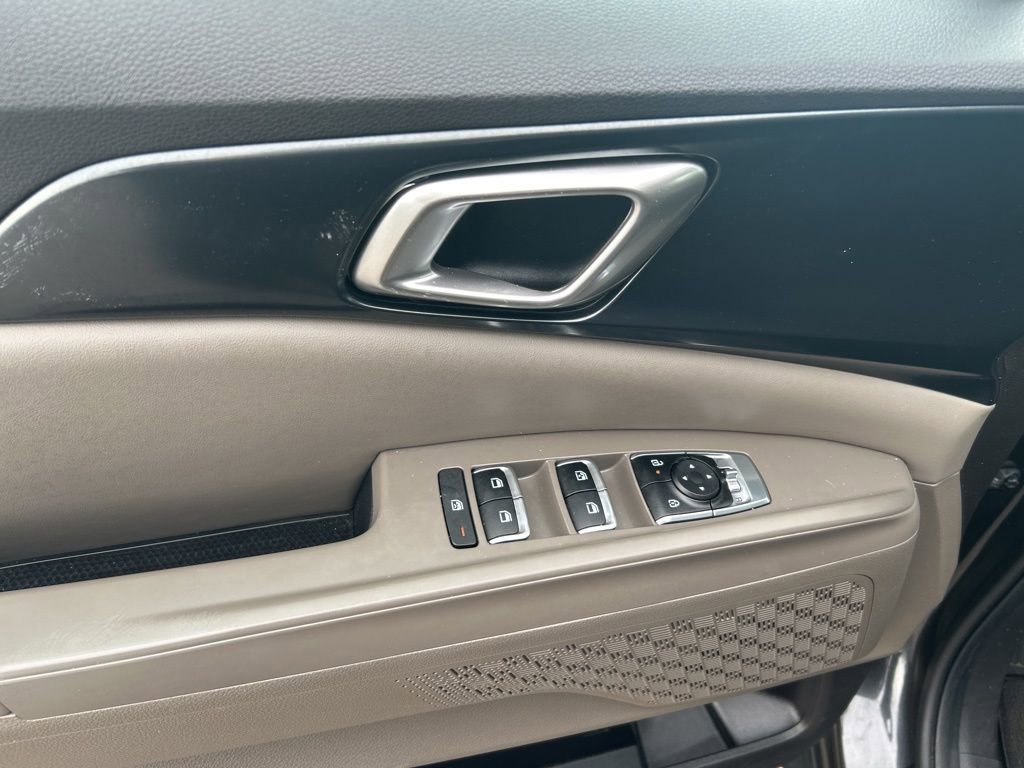 Used 2025 Kia Carnival image 13