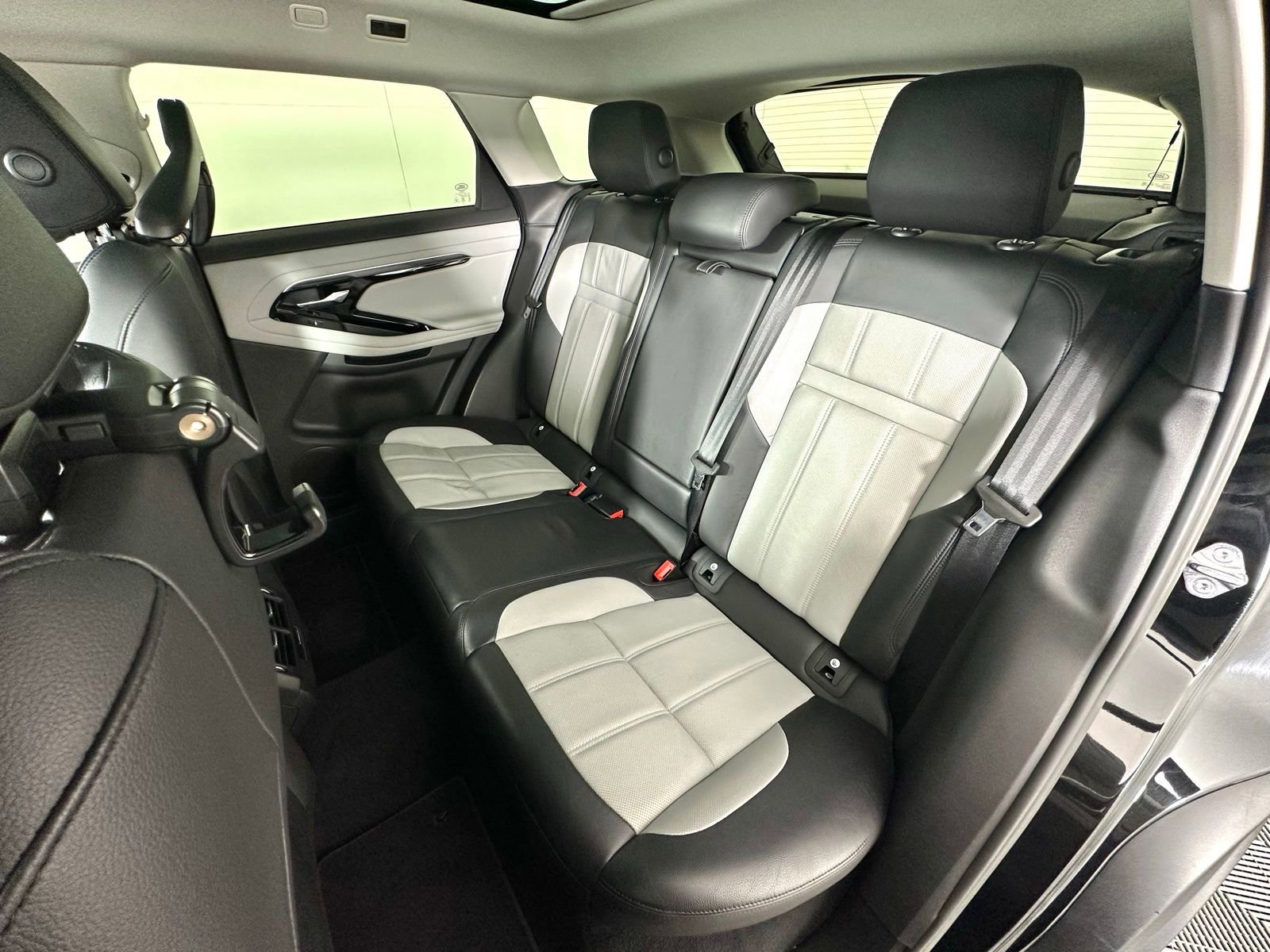 Used 2023 Land Rover Range Rover Evoque R-Dynamic S image 31