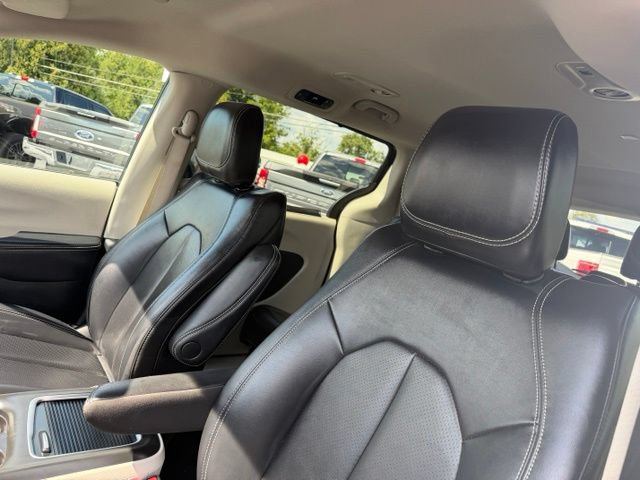 Used 2024 Chrysler Pacifica Touring-L FWD image 3